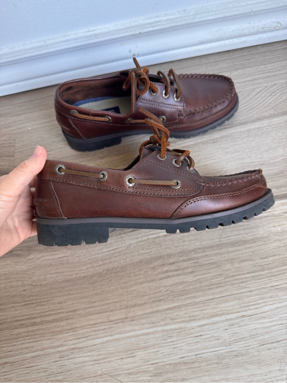 Women's Classic vintage Leather Loafers in Brown. Size 6.